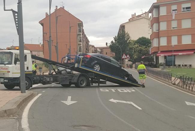 La grúa se lleva el coche accidentado en Navarrete