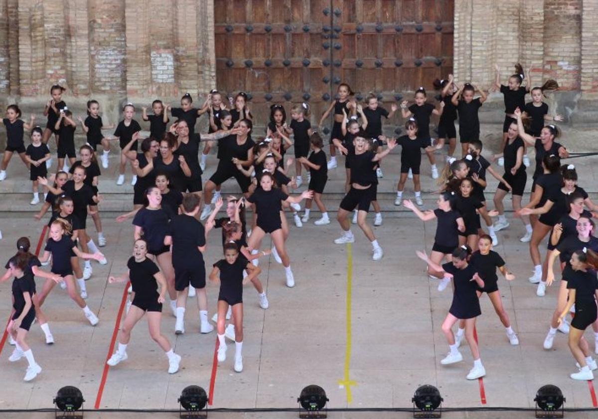 Los grupos de baile de Javier Vidorreta actuarán en la plaza de España por tercera ocasión para poner el colofón al Festival Artencalle.