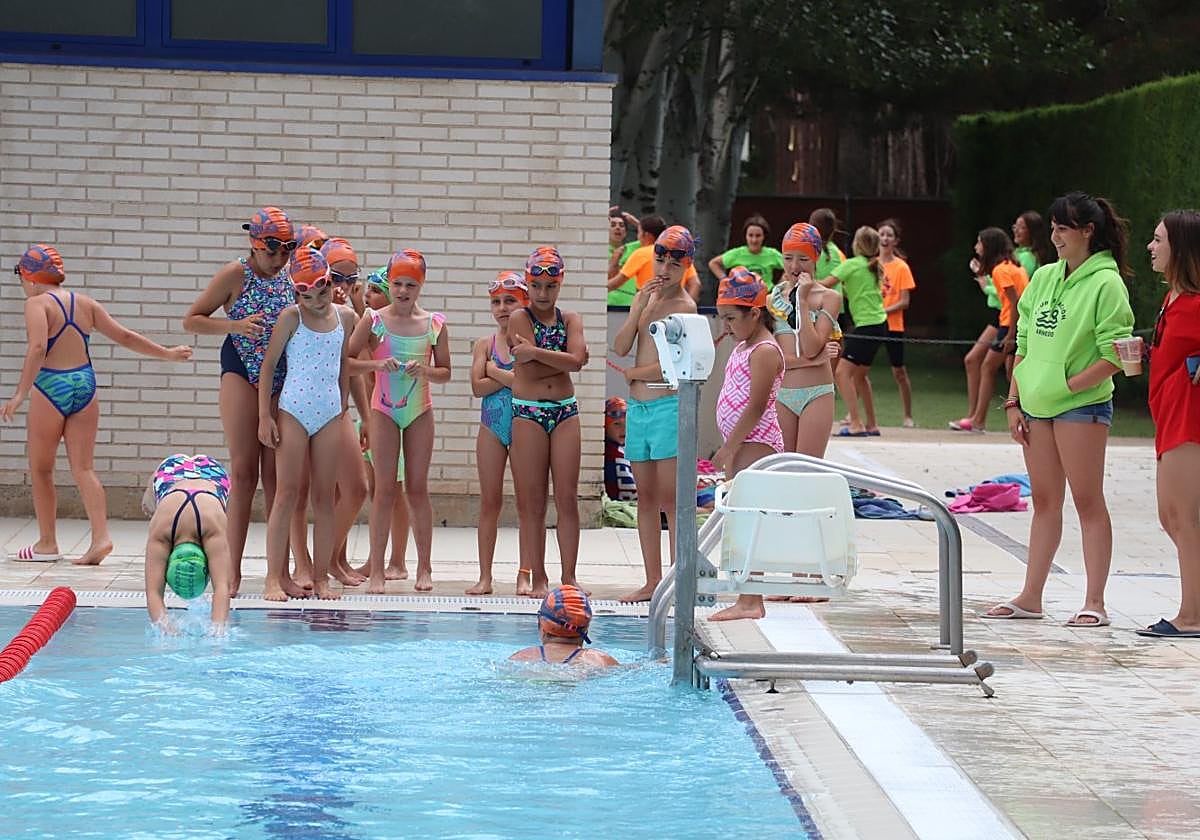 El maratón de natación recauda fondos para la AECC