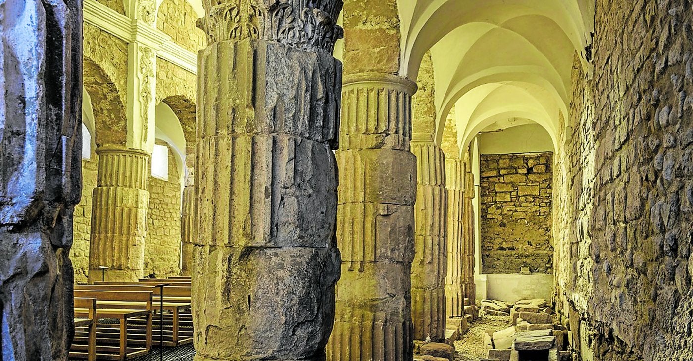 Columnas corintias levantadas con fragmentos de las originales procedentes de un templo pagano de Tritium Megallum del siglo I.