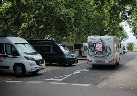 Autocaravanas y furgonetas camperizadas, esta semana, aparcadas, quizás acampadas, en el parking de Las Norias.