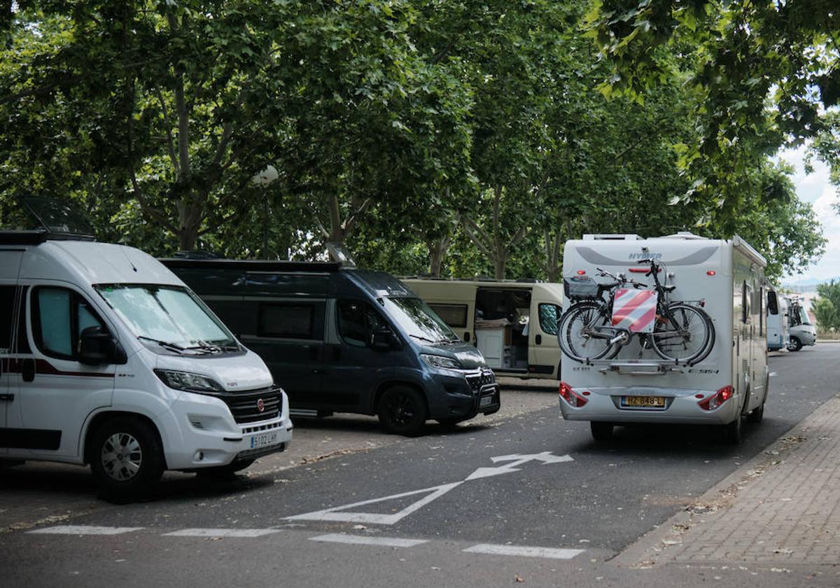 Autocaravanas y furgonetas camperizadas, esta semana, aparcadas, quizás acampadas, en el parking de Las Norias.