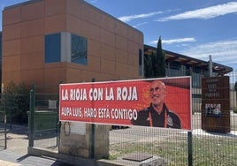 Pancarta colocada en el acceso al campo de fútbol de Haro, que lleva el nombre del seleccionador.