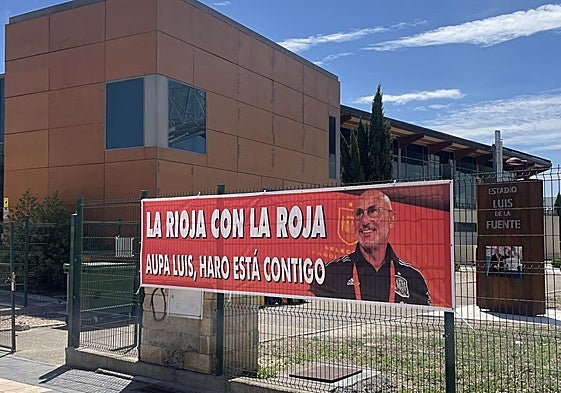 Pancarta colocada en el acceso al campo de fútbol de Haro, que lleva el nombre del seleccionador.