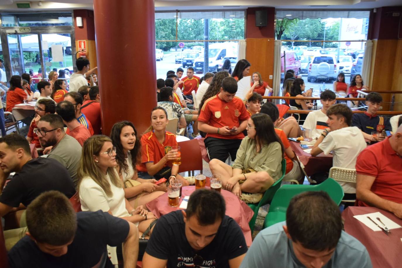 Los aficionados logroñeses viven la final en las terrazas