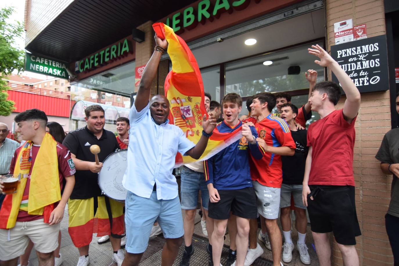 Los aficionados logroñeses viven la final en las terrazas