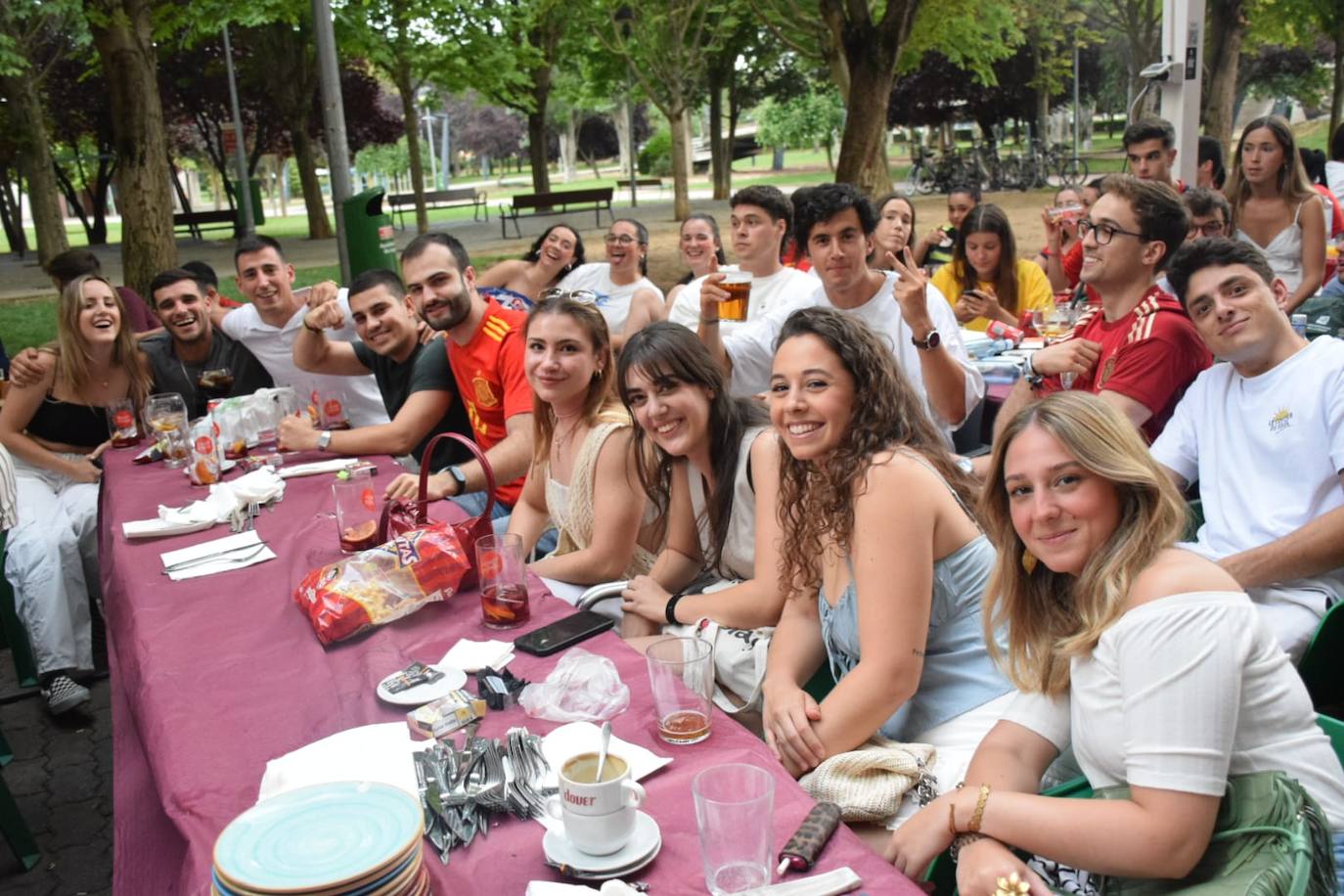 Los aficionados logroñeses viven la final en las terrazas