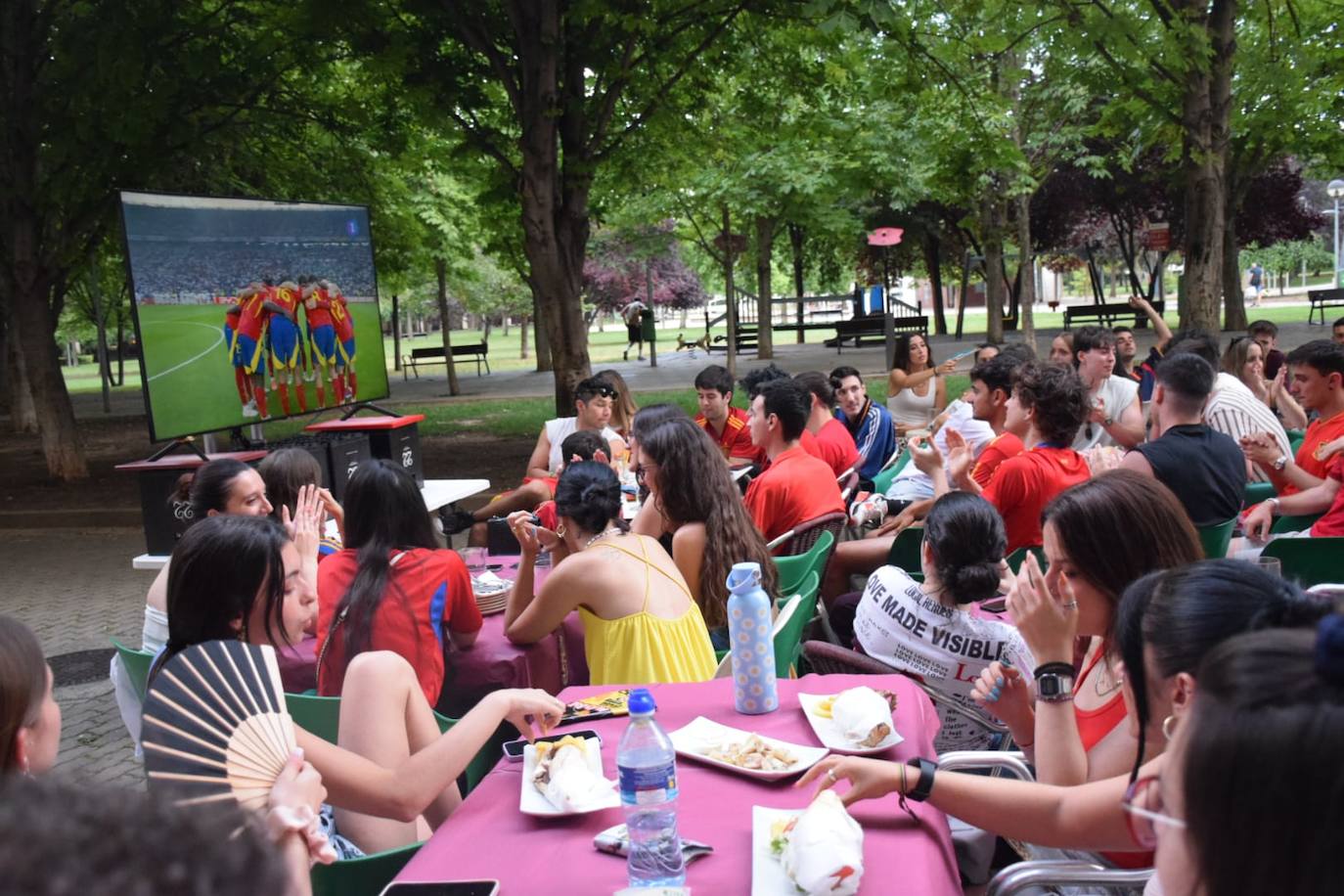 Los aficionados logroñeses viven la final en las terrazas