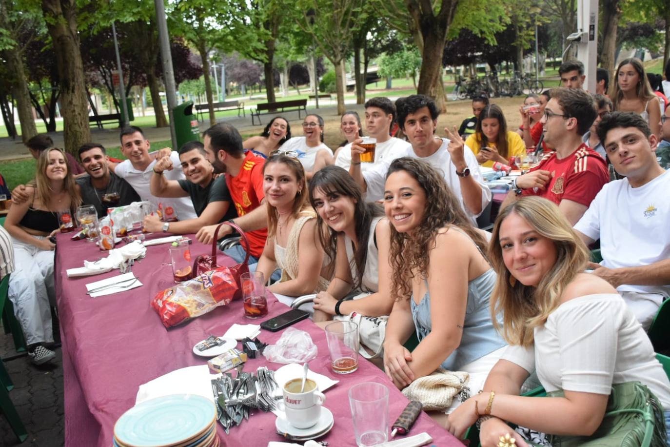 Los aficionados logroñeses viven la final en las terrazas