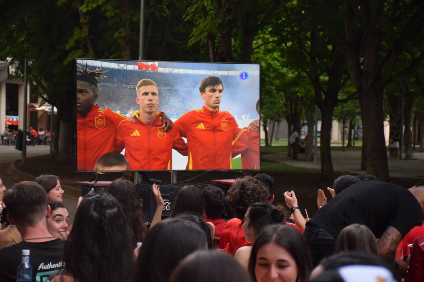 Los aficionados logroñeses viven la final en las terrazas