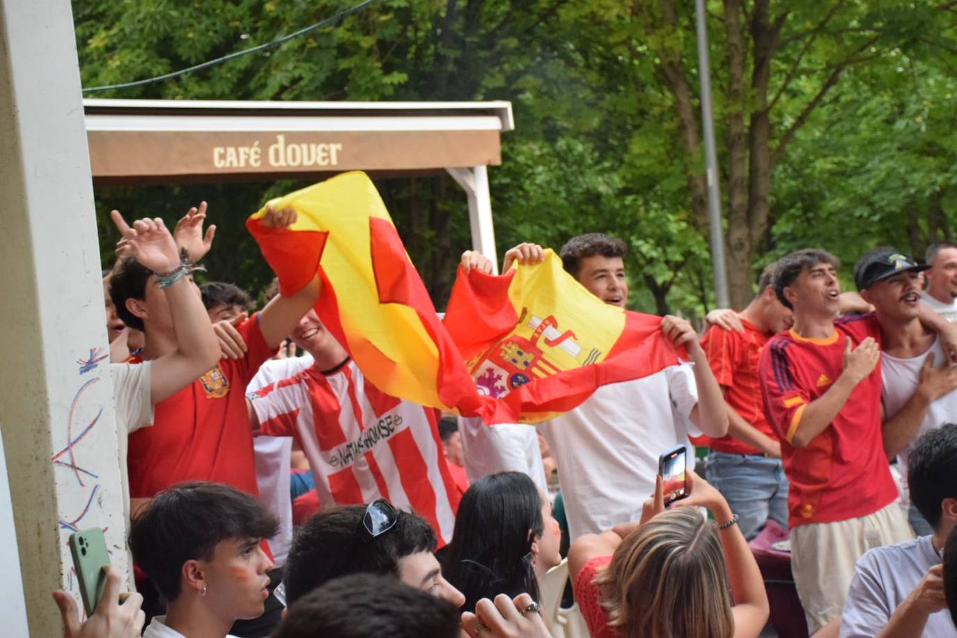 Los aficionados logroñeses viven la final en las terrazas