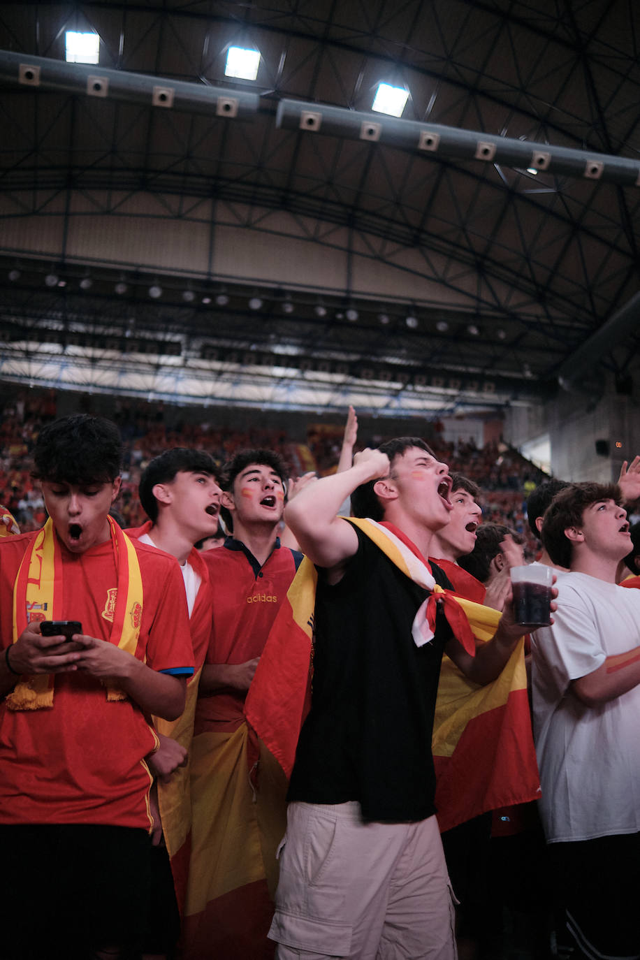 Los logroñeses disfrutan del partido en el Palacio de los Deportes