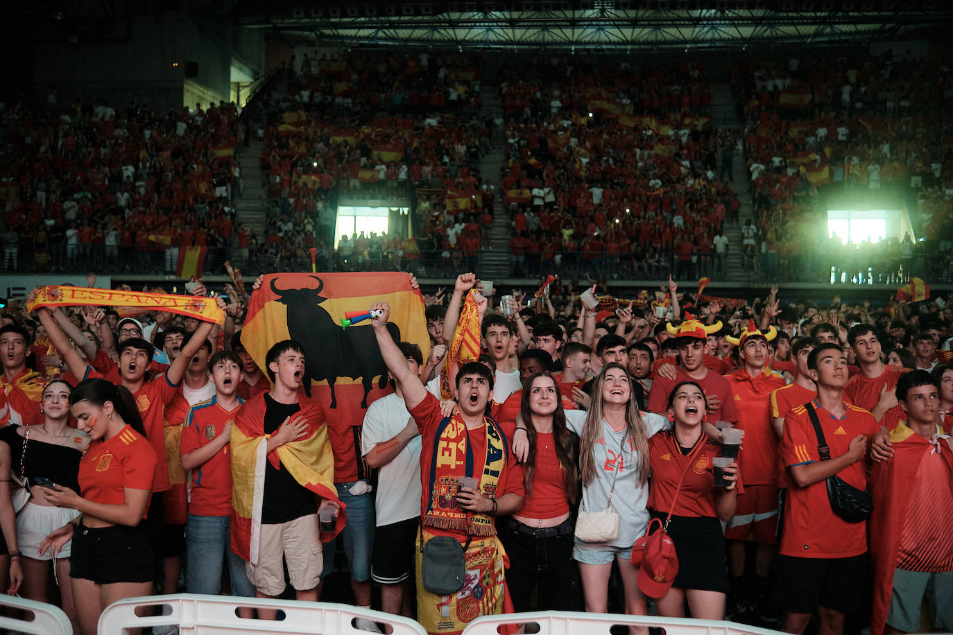 Los logroñeses disfrutan del partido en el Palacio de los Deportes