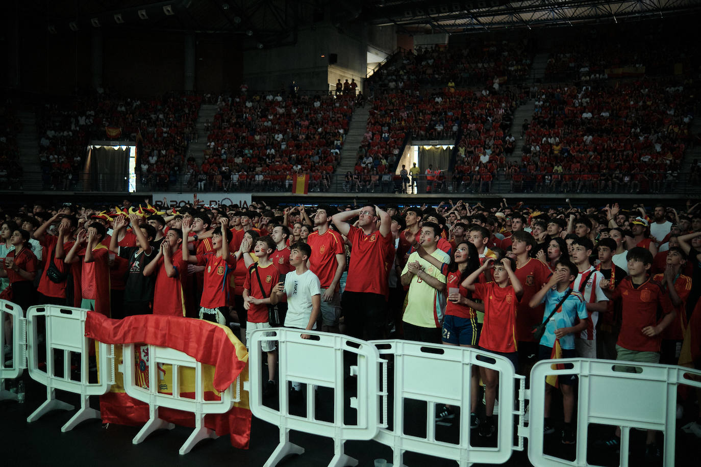 Los logroñeses disfrutan del partido en el Palacio de los Deportes