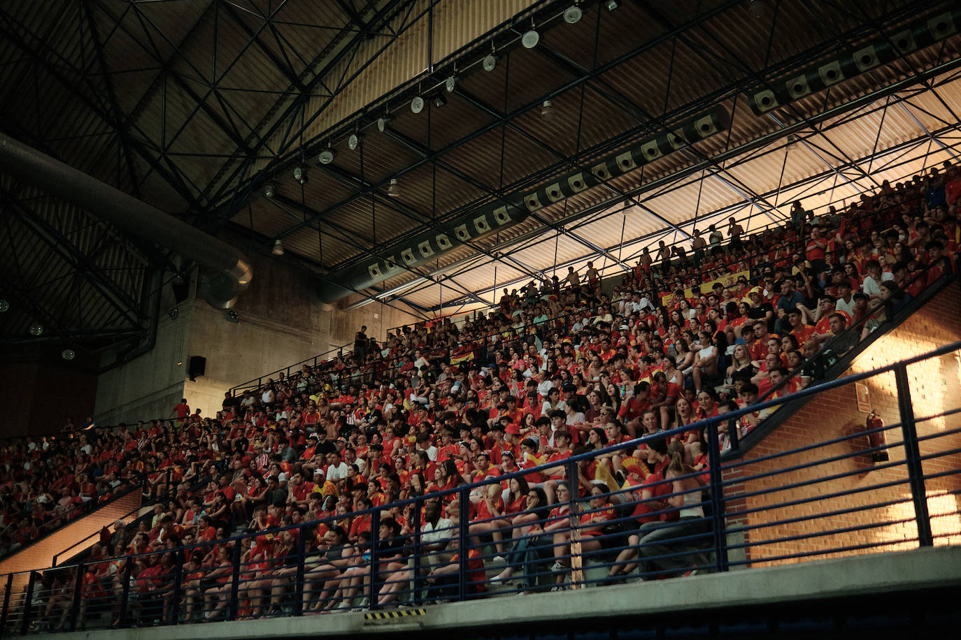 Los logroñeses disfrutan del partido en el Palacio de los Deportes