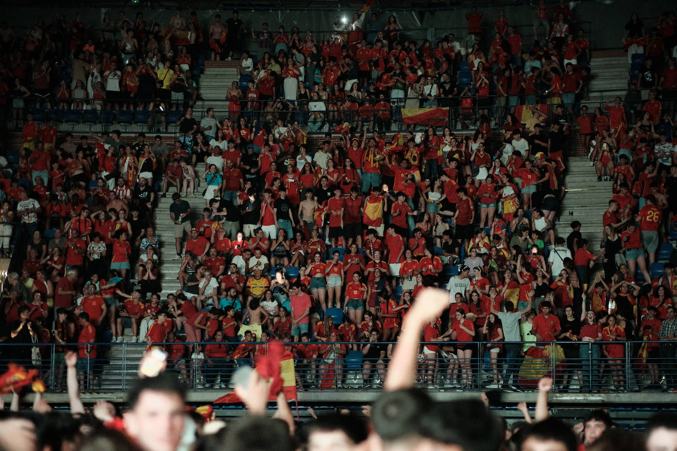 Los logroñeses disfrutan del partido en el Palacio de los Deportes