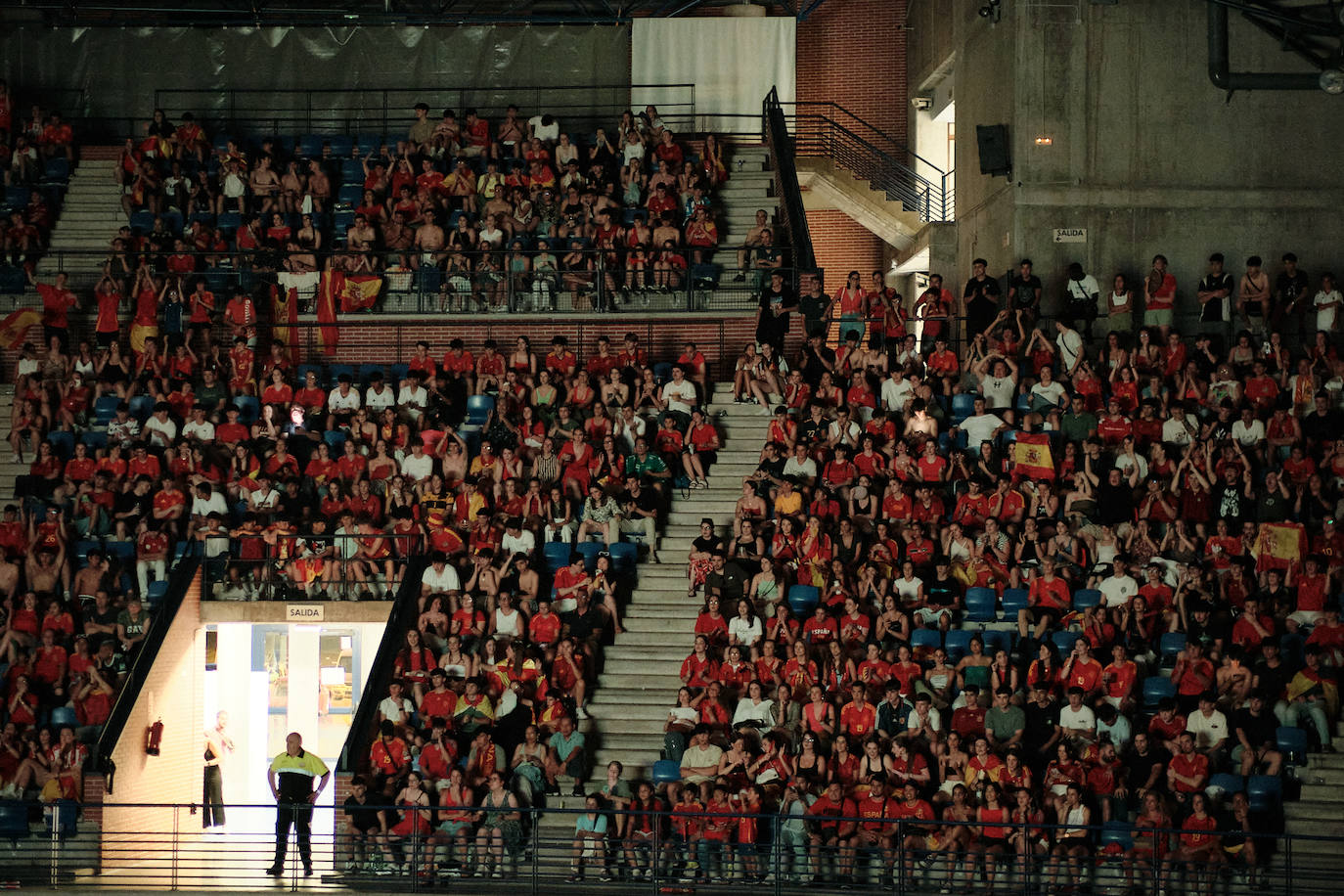 Los logroñeses disfrutan del partido en el Palacio de los Deportes