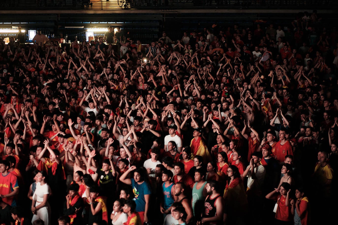 Los logroñeses disfrutan del partido en el Palacio de los Deportes