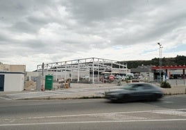 Estado de la obra de construcción del edificio que albergará el segundo McDonald's de La Rioja, junto a la estación de servicio del polígono de Puente Madre.