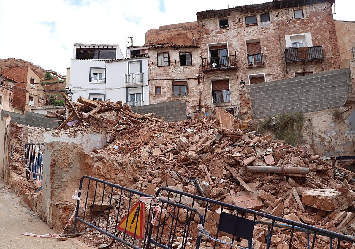 Después de años de preocupaciones de vecinos y Consistorio, la casa de la Calle Conde 16 se convirtió en escombros la pasada semana.