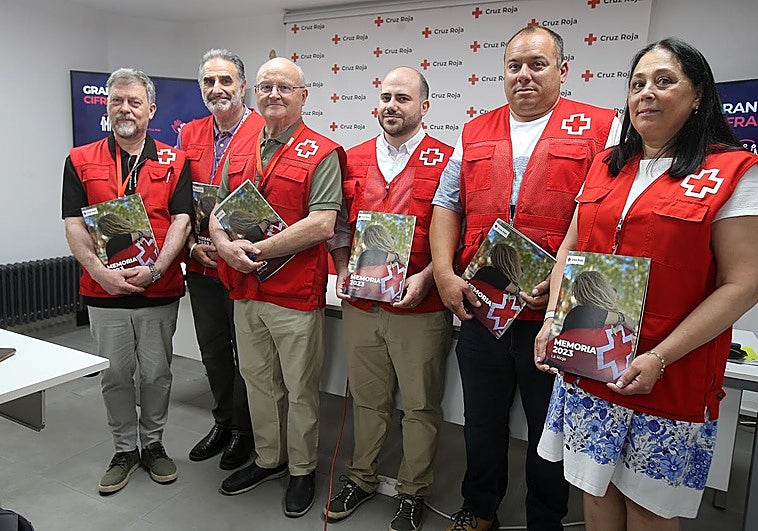 El equipo directivo de Cruz Roja en La Rioja, este lunes por la mañana en la sede logroñesa de la entidad.