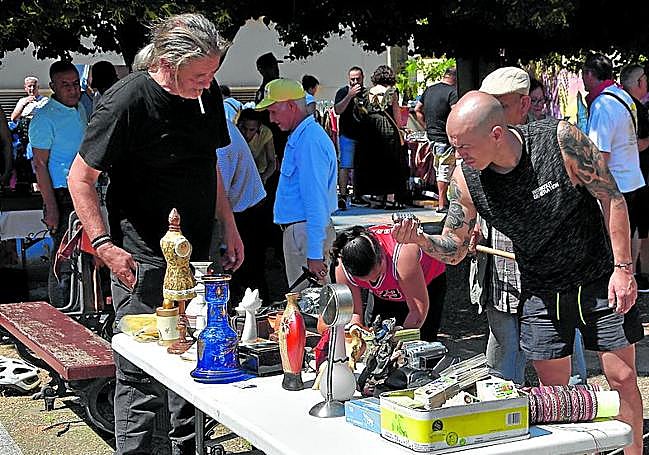 Rastro del casco antiguo el domingo en el Rasillo de San Francisco.