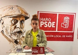 Elena Ugarte, durante la rueda de prensa en la sede del PSOE de Haro.