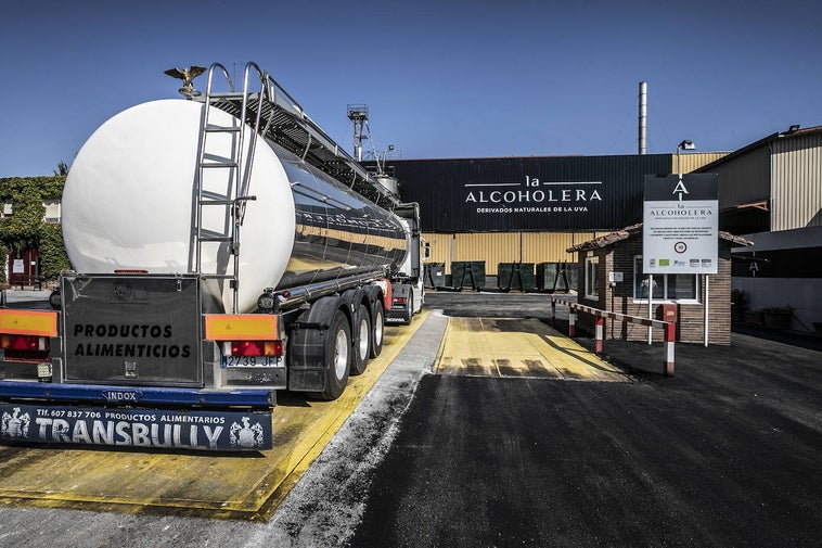 Un camión cisterna lleva vino para destilar a la Alcoholera de Cenicero.