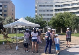 Los participantes, en el parque de Los Lirios, preparados para comenzar la actividad.