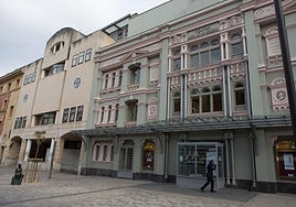 Fachadas de los antiguos juzgados y el Teatro Bretón.