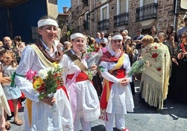 Las tres nuevas danzadoras, con el zurrimoscas en las pasadas fiestas del Carmen.