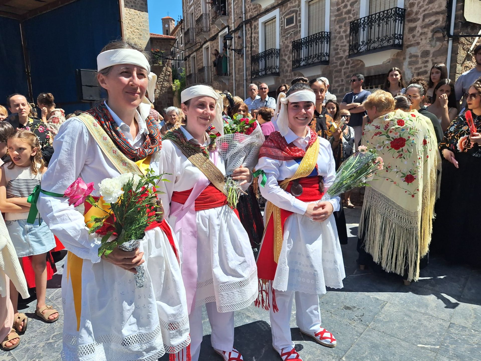 Las tres nuevas danzadoras, con el zurrimoscas en las pasadas fiestas del Carmen.