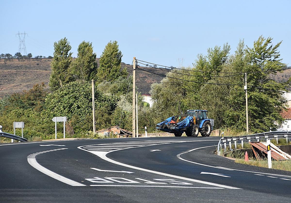 Un tractor circula por la N-232, a la altura de El Villar de Arnedo.