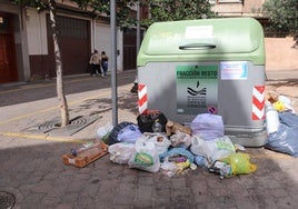 Basura esparcida fuera de un contenedor en la plaza de San José, en pleno centro de la ciudad del calzado.