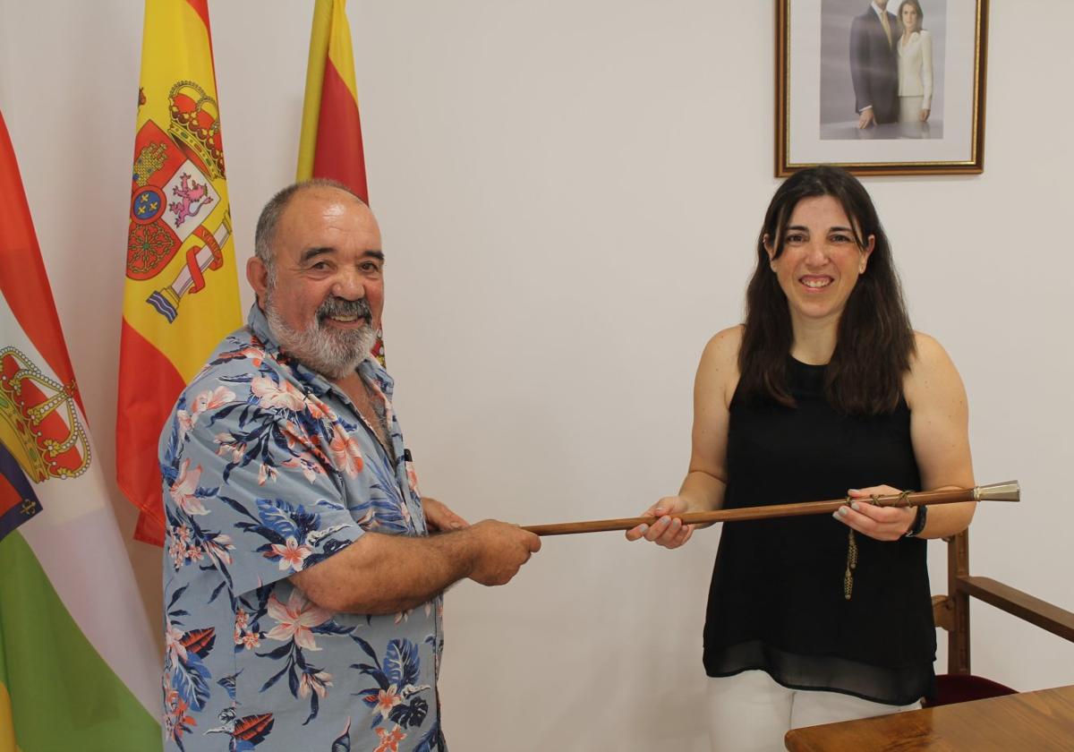 Pulido Arenzana recibe el bastón de mando de manos del anterior regidor del municipio caracolero.