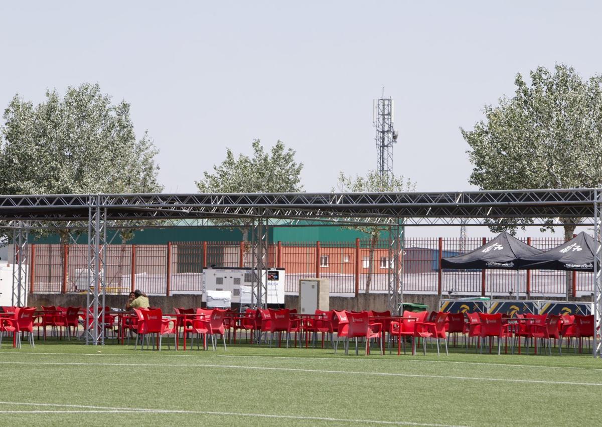 Imagen secundaria 1 - La zona de mesas para el descanso cubierta para evitar el calor. (Izq.). Los técnicos ultimaban ayer los trabajos electrónicos.