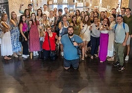 Candidatos y jurado posan durante la cata en las bodegas Franco Españolas