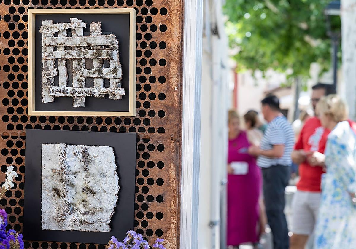 Cerámica artística expuesta en uno de los puestos de la feria de Naverrete.