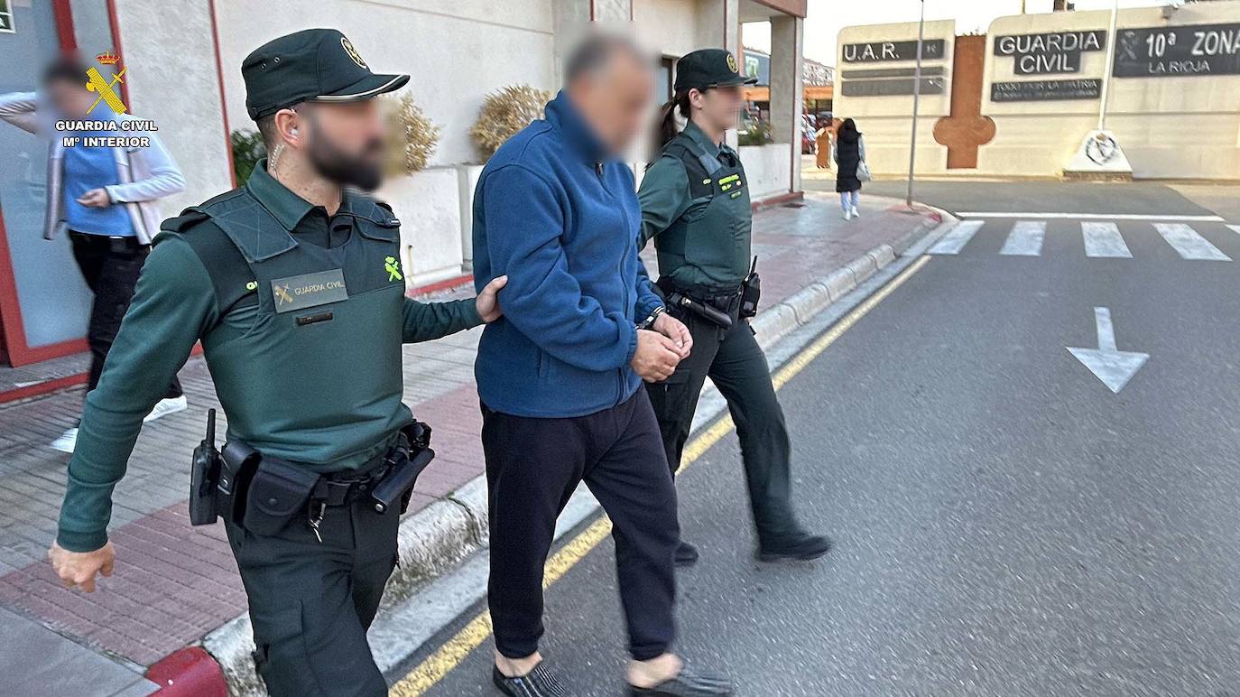 Dos agentes de la Guardia Civil trasladan al detenido al cuartel de Logroño.