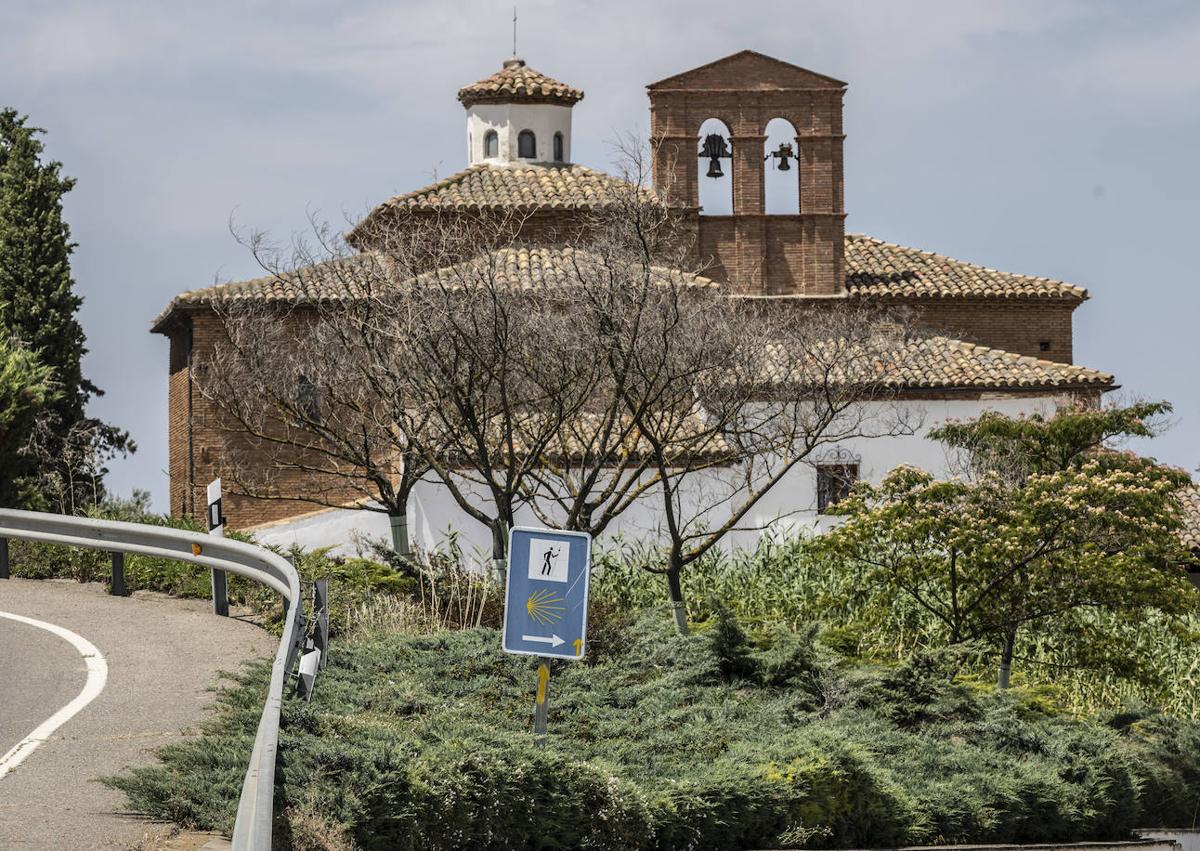 Imagen secundaria 1 - En la primera foto, el Camino transcurre junto a la catedral de Santa María de Calahorra. Debajo, el paso de la ruta junto a Alfaro y Rincón de Soto 