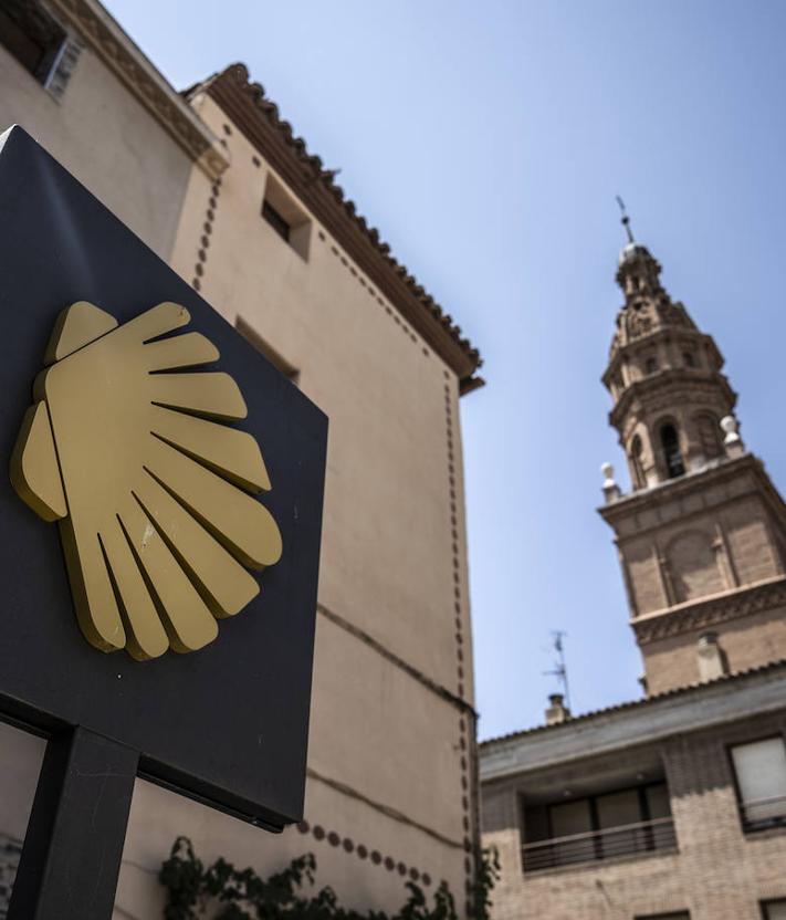 Imagen secundaria 2 - En la primera foto, el Camino transcurre junto a la catedral de Santa María de Calahorra. Debajo, el paso de la ruta junto a Alfaro y Rincón de Soto 