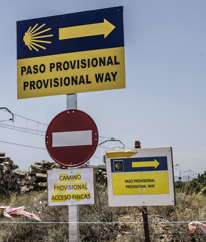 Imagen secundaria 2 - Arriba, los actuales hospitaleros de Alfaro, Marilu y Lionel, se encargan de recibir a los peregrinos. En las otras imágenes, viñedos y los frutales caracterizan el paisaje en Arrúbal y las obras han modificado parte del tramo entre Alfaro y Rincón. 