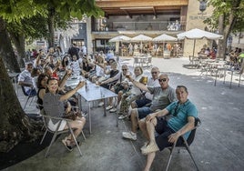 Un nutrido grupo de personas disfruta del vermú este sábado en Torrecilla en Cameros.