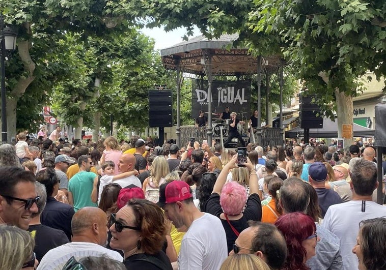 El Paseo del Espolón fue el escenario del primer vermú rockero.