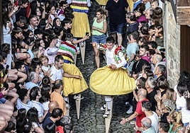Uno de los anguianiegos baja a toda velocidad, dando vueltas sobre sí mismo, ante la atenta mirada de todas las personas congregadas en la calle Cuesta de los Danzadores.