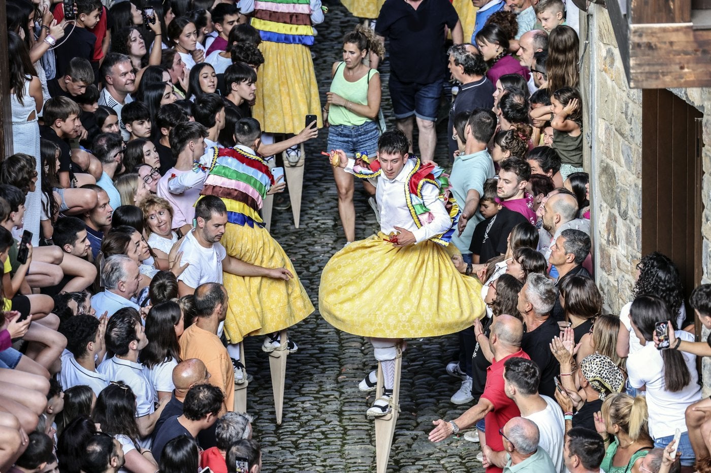 Uno de los anguianiegos baja a toda velocidad, dando vueltas sobre sí mismo, ante la atenta mirada de todas las personas congregadas en la calle Cuesta de los Danzadores.