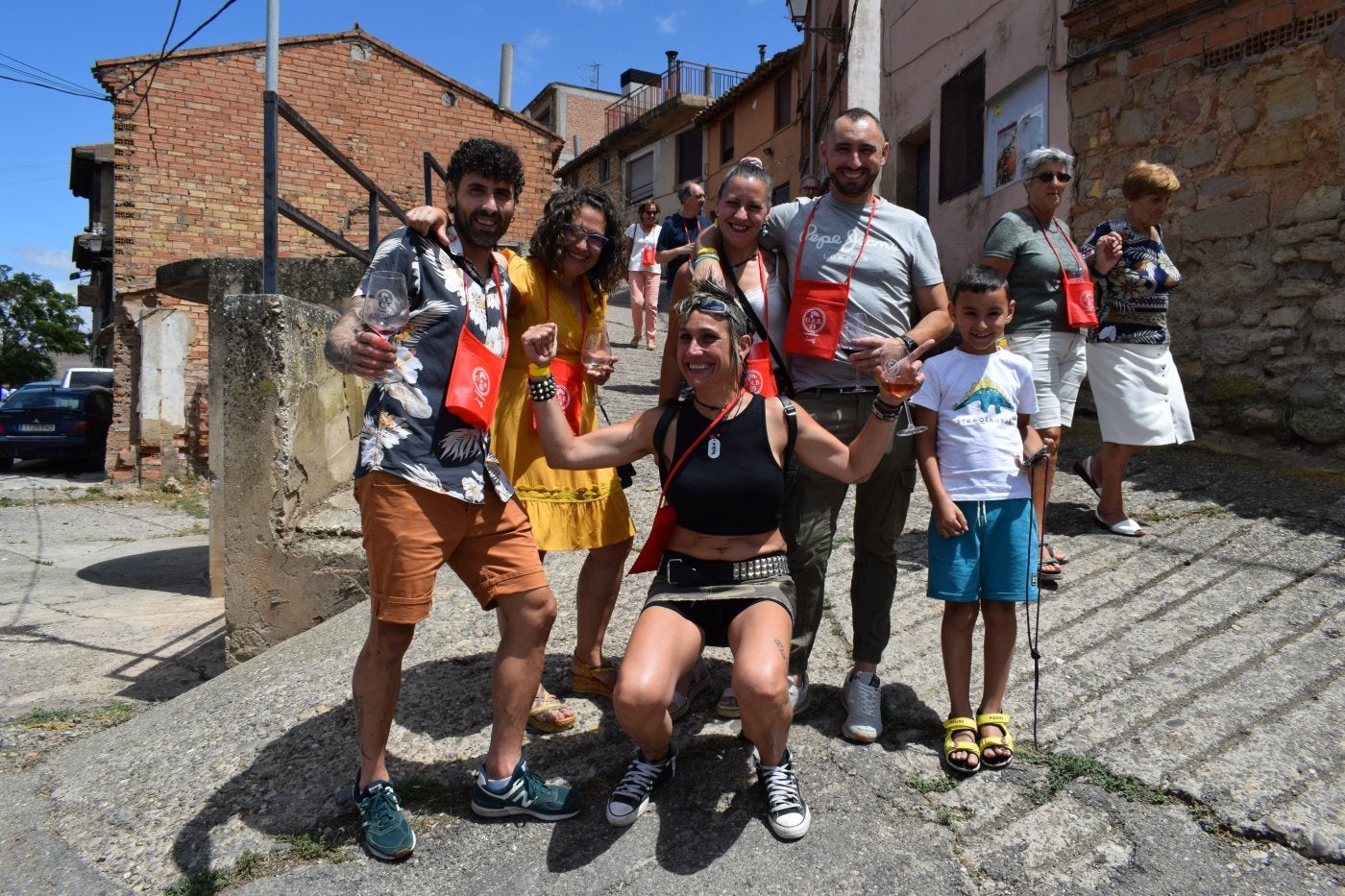 Familia y amigos disfutan de la jornada en el barrio.