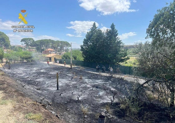 Zona quemada, con Bomberos y agentes de la Guardia Civil en Arnedo.