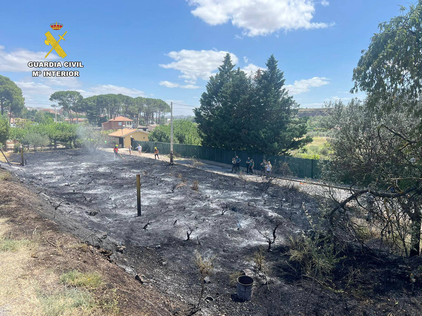 Zona quemada, con Bomberos y agentes de la Guardia Civil en Arnedo.