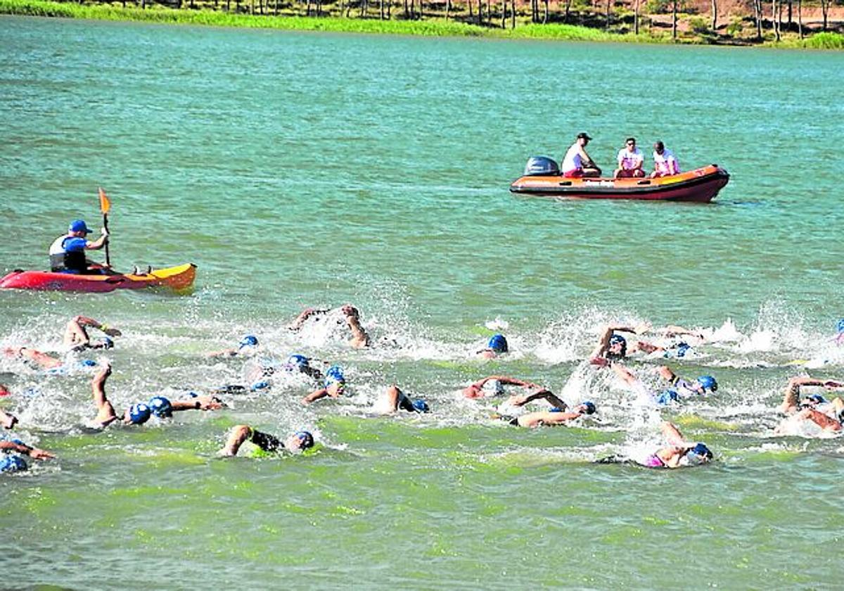 El triatlón incluyó natación en el pantano del Perdiguero.